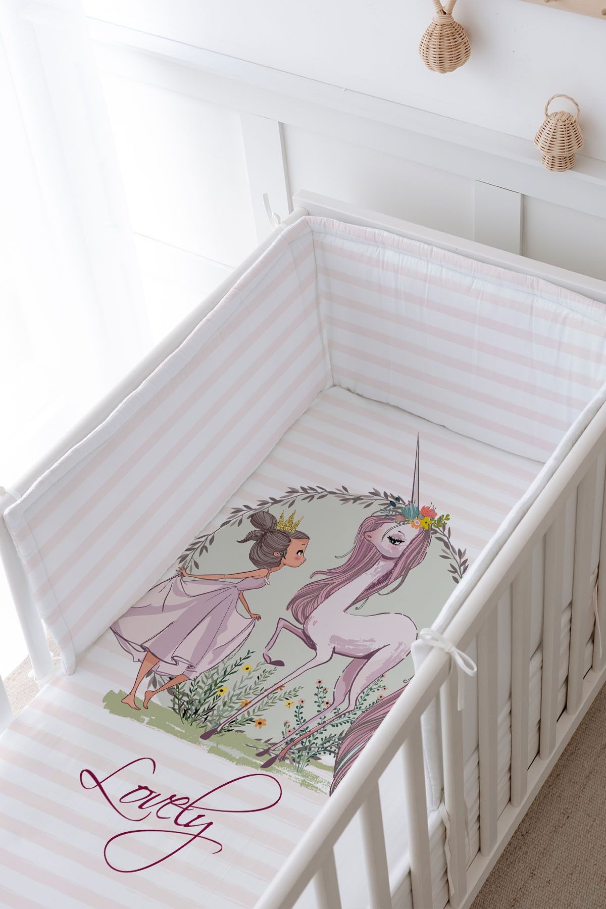 Bebek Başucu Koruyucu ve Baskılı Çarşaflı Uyku Seti - İconic Serisi - Unicornla Sohbet