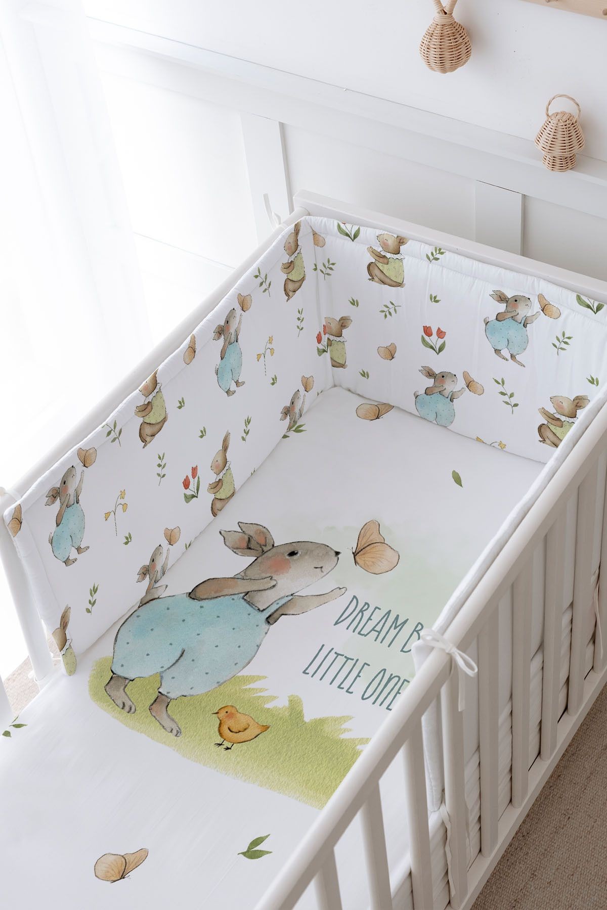 Bebek Başucu Koruyucu ve Baskılı Çarşaflı Uyku Seti - Pure Baby Serisi - Kelebekle Tavşan