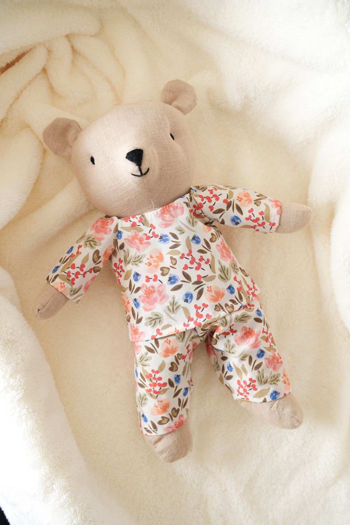 Pijamalı Ayı Uyku Arkadaşı - pembe çiçekli pijama