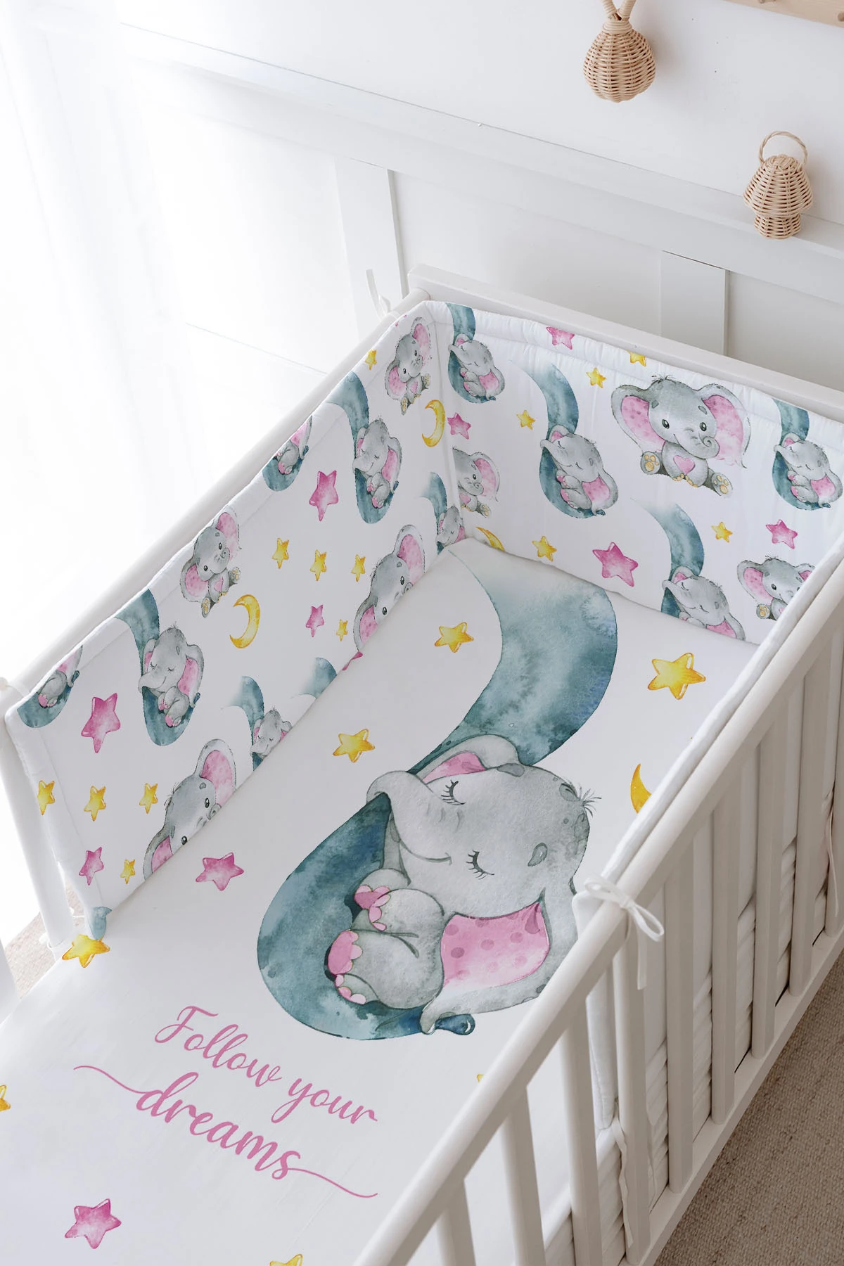 Bebek Başucu Koruyucu ve Baskılı Çarşaflı Uyku Seti - For Baby Serisi - Hortumda Pembe Fil