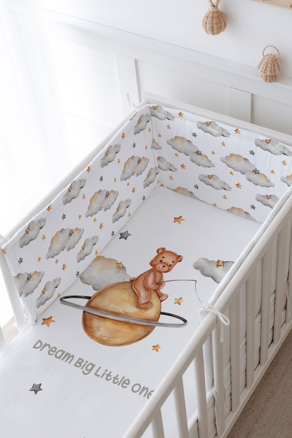 Bebek Başucu Koruyucu ve Baskılı Çarşaflı Uyku Seti - Pure Baby Serisi - Yıldız Tutan Ayı