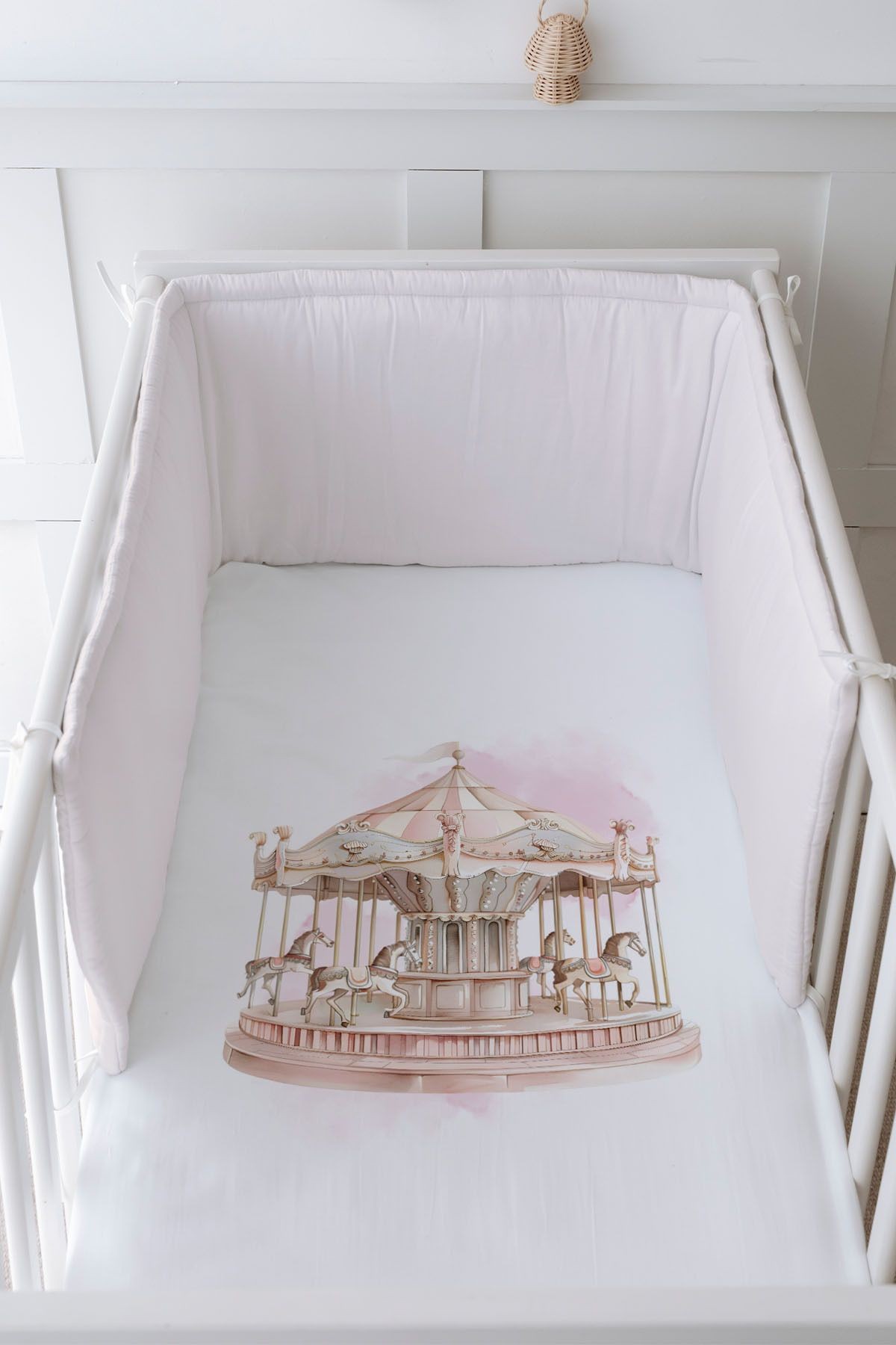 Bebek Başucu Koruyucu ve Baskılı Çarşaflı Uyku Seti - Royal Serisi - Pink Carousel