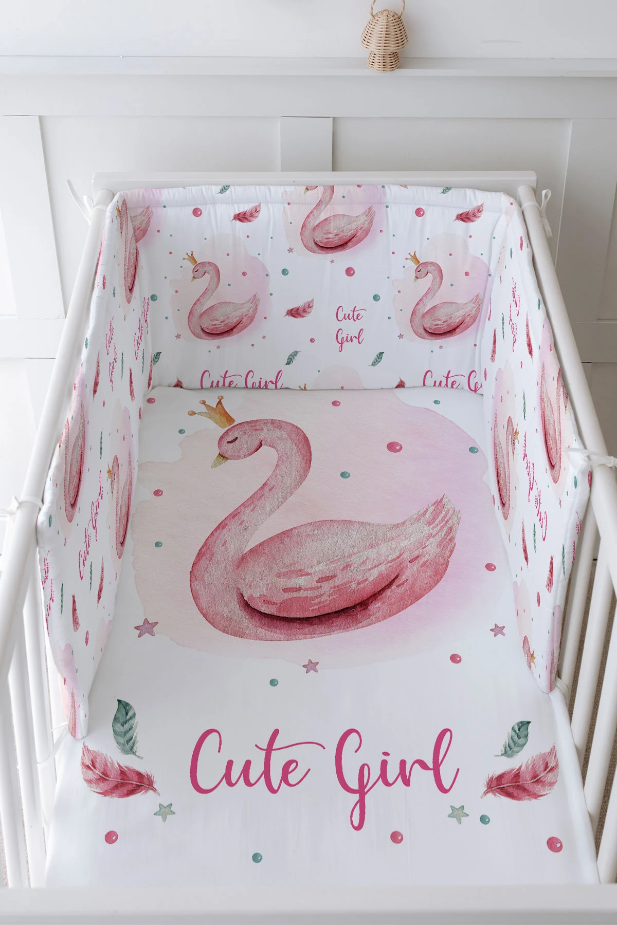 Bebek Başucu Koruyucu ve Baskılı Çarşaflı Uyku Seti - For Baby Serisi - Pembe Zeminli Pembe Kuğu