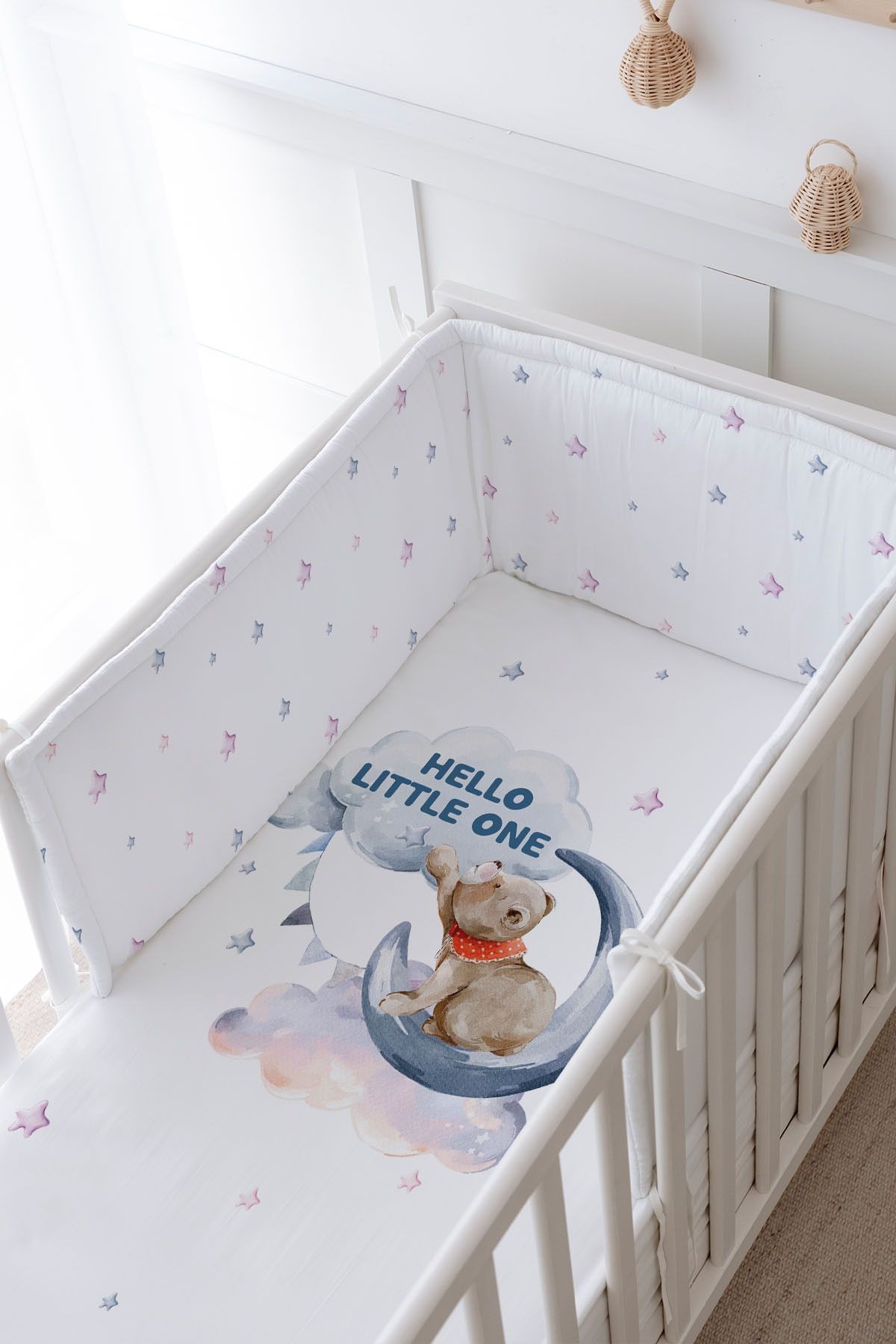 Bebek Başucu Koruyucu ve Baskılı Çarşaflı Uyku Seti - Pure Baby Serisi - Aya Uzanan Ayı