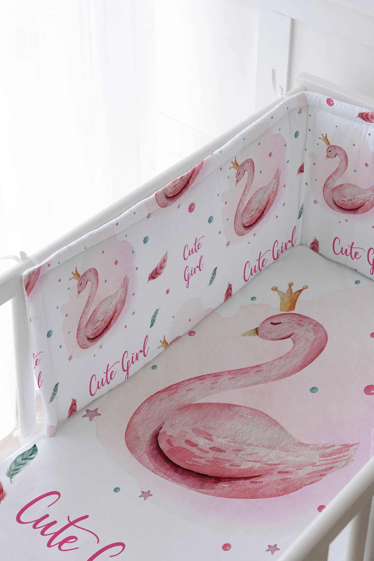 Bebek Başucu Koruyucu ve Baskılı Çarşaflı Uyku Seti - For Baby Serisi - Pembe Zeminli Pembe Kuğu