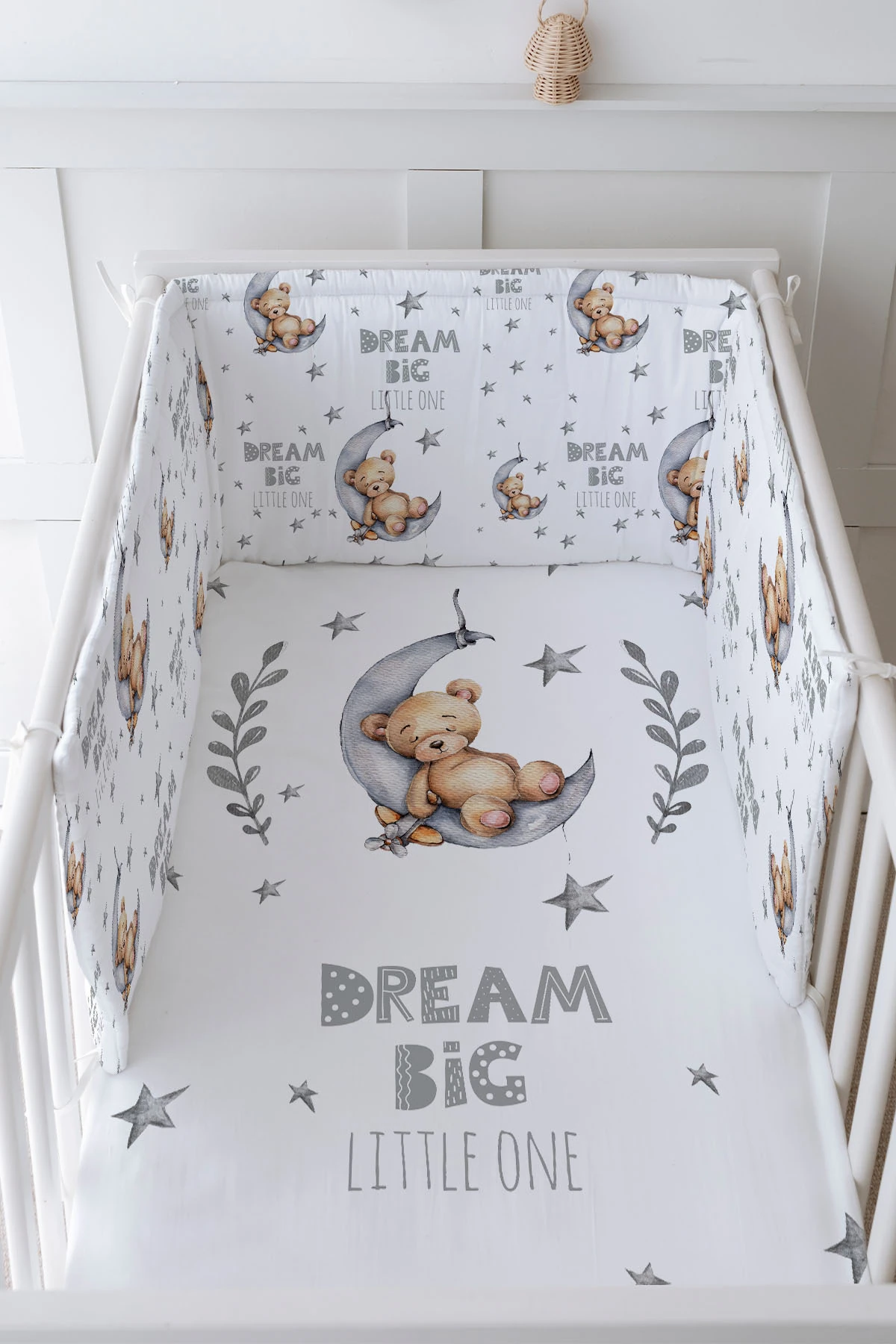 Bebek Başucu Koruyucu ve Baskılı Çarşaflı Uyku Seti - For Baby Serisi - Gri Ayda Uyuyan Ayı