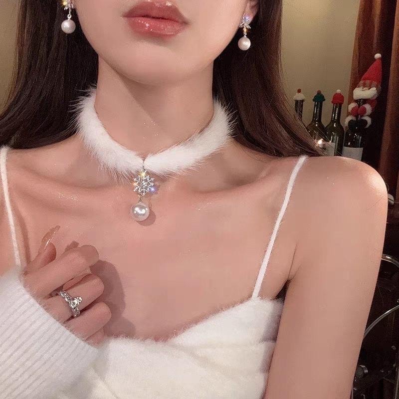 Beyaz Tüylü Kar Taneli Choker Kolye