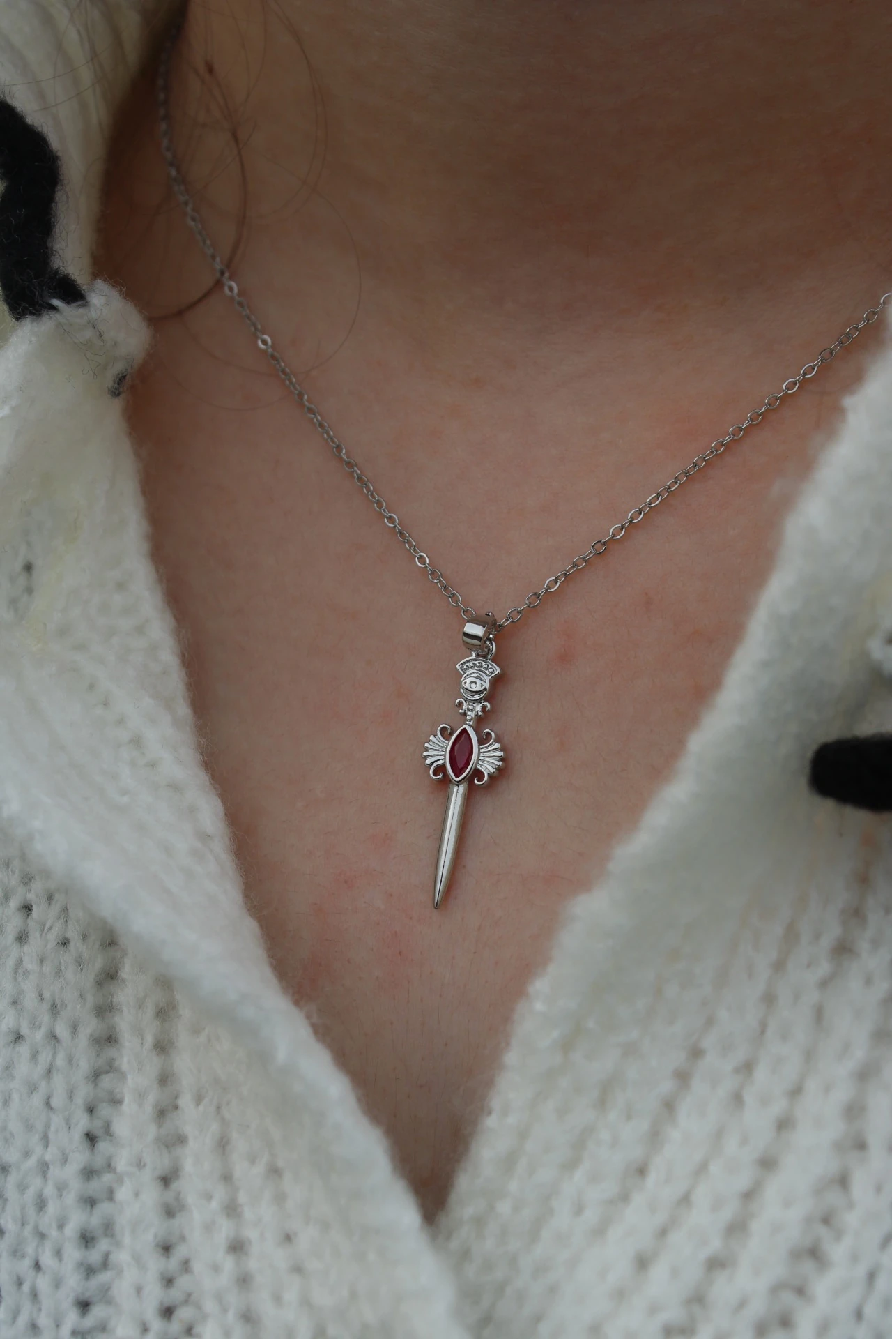 Çelik Kırmızı Taşlı Vintage Kılıç Kolye