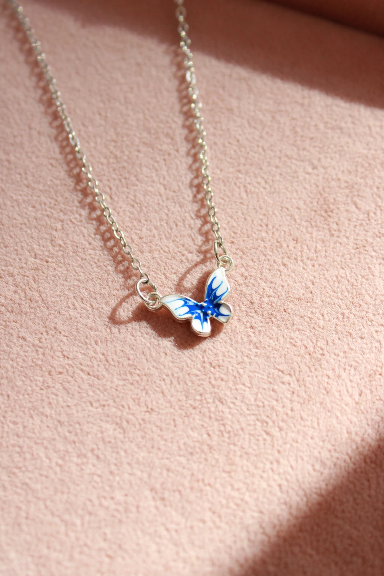 Minimal Mavi Mineli Kelebek Kolye