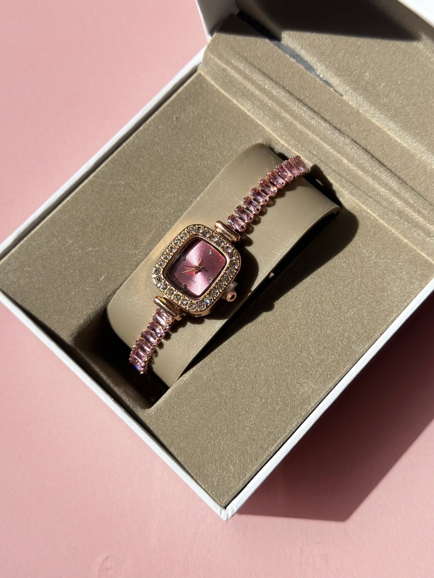 Pembe Kare Kadranlı Asansörlü Ayarlanabilir Saat