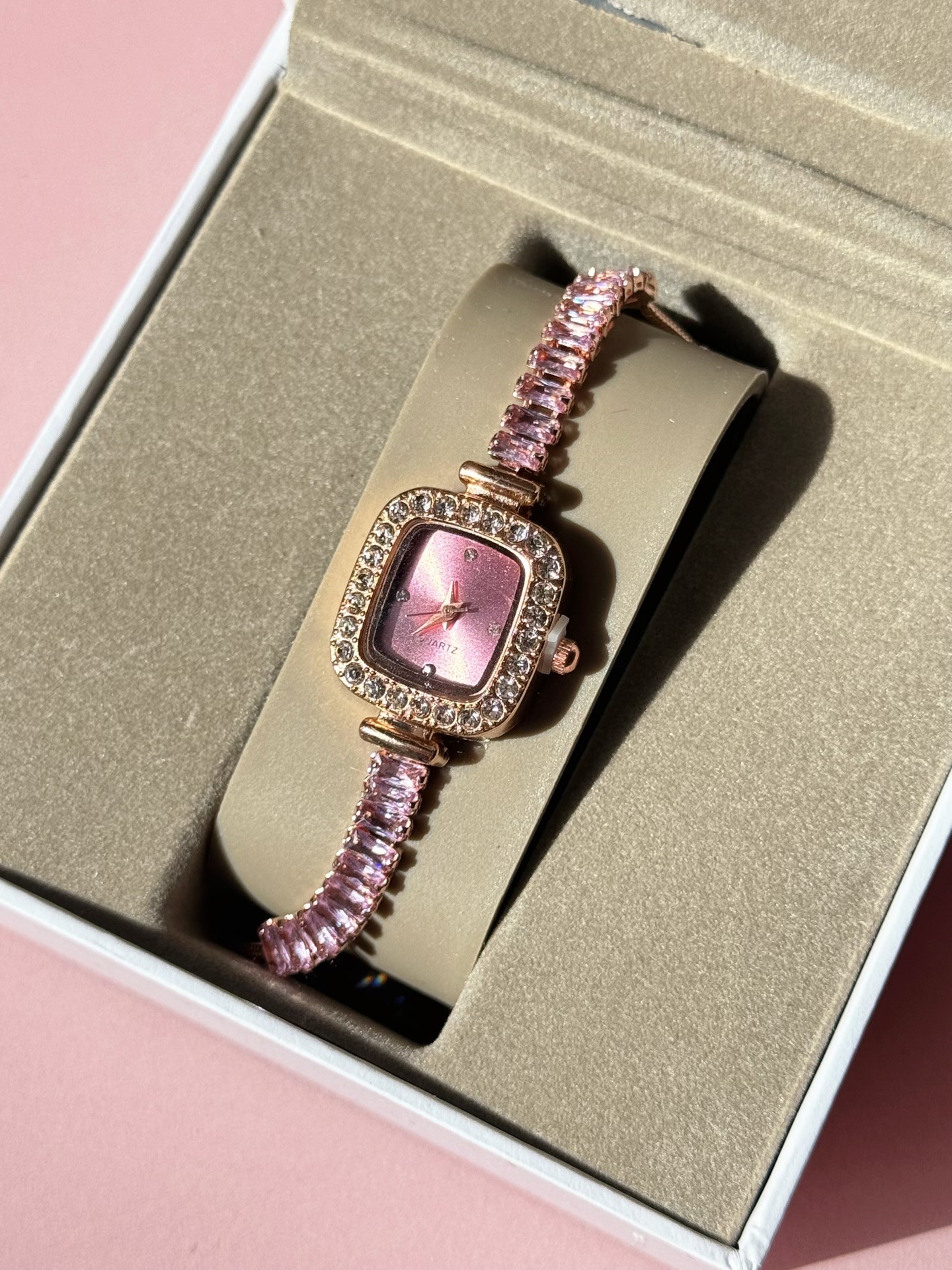 Pembe Kare Kadranlı Asansörlü Ayarlanabilir Saat