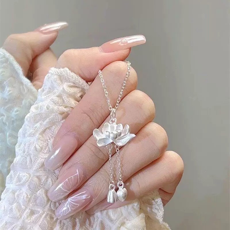 Sallantılı Lotus Çiçeği Kolye