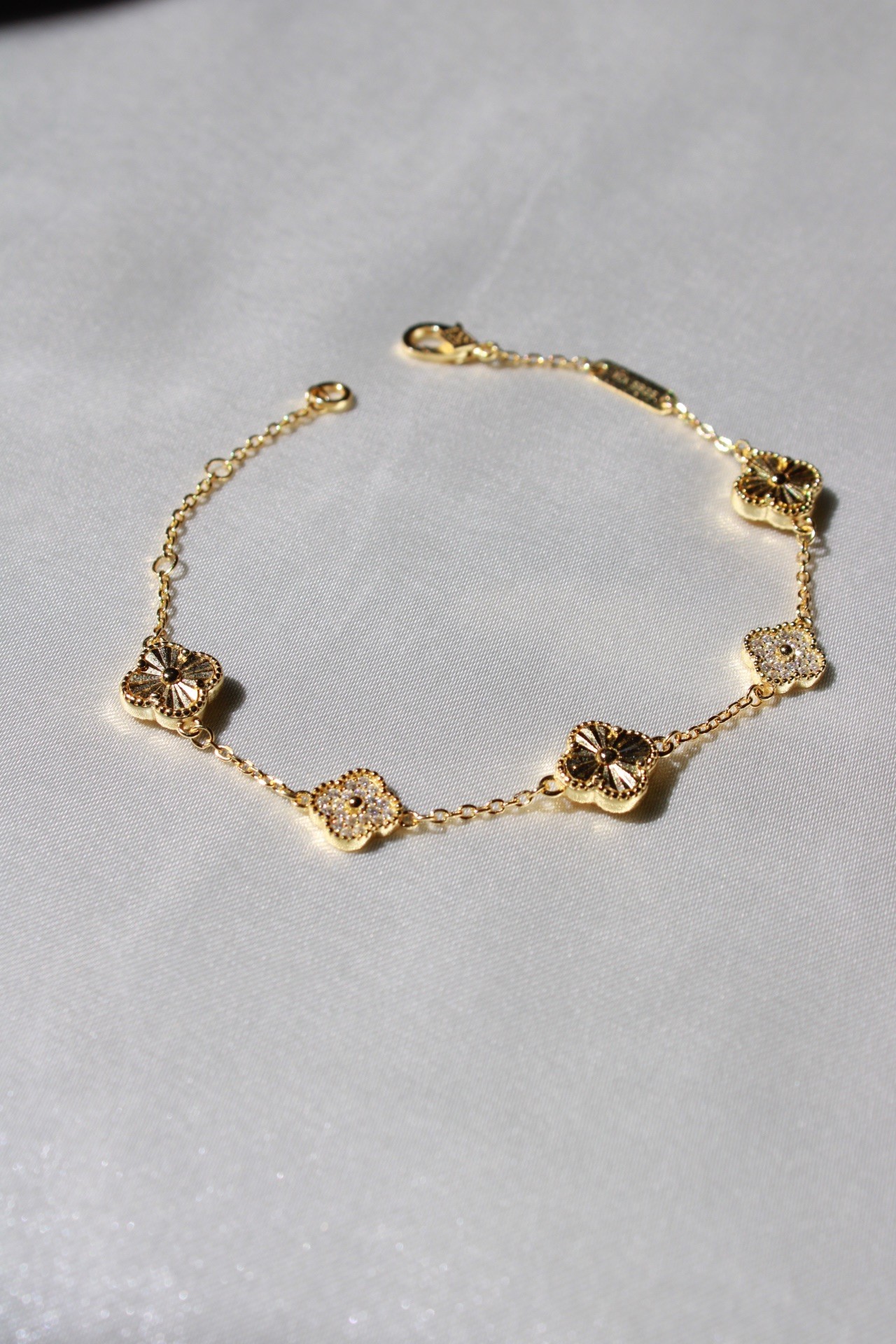 925 Ayar Gümüş 14k Premium Gold Kaplama Taşlı Yonca Bileklik