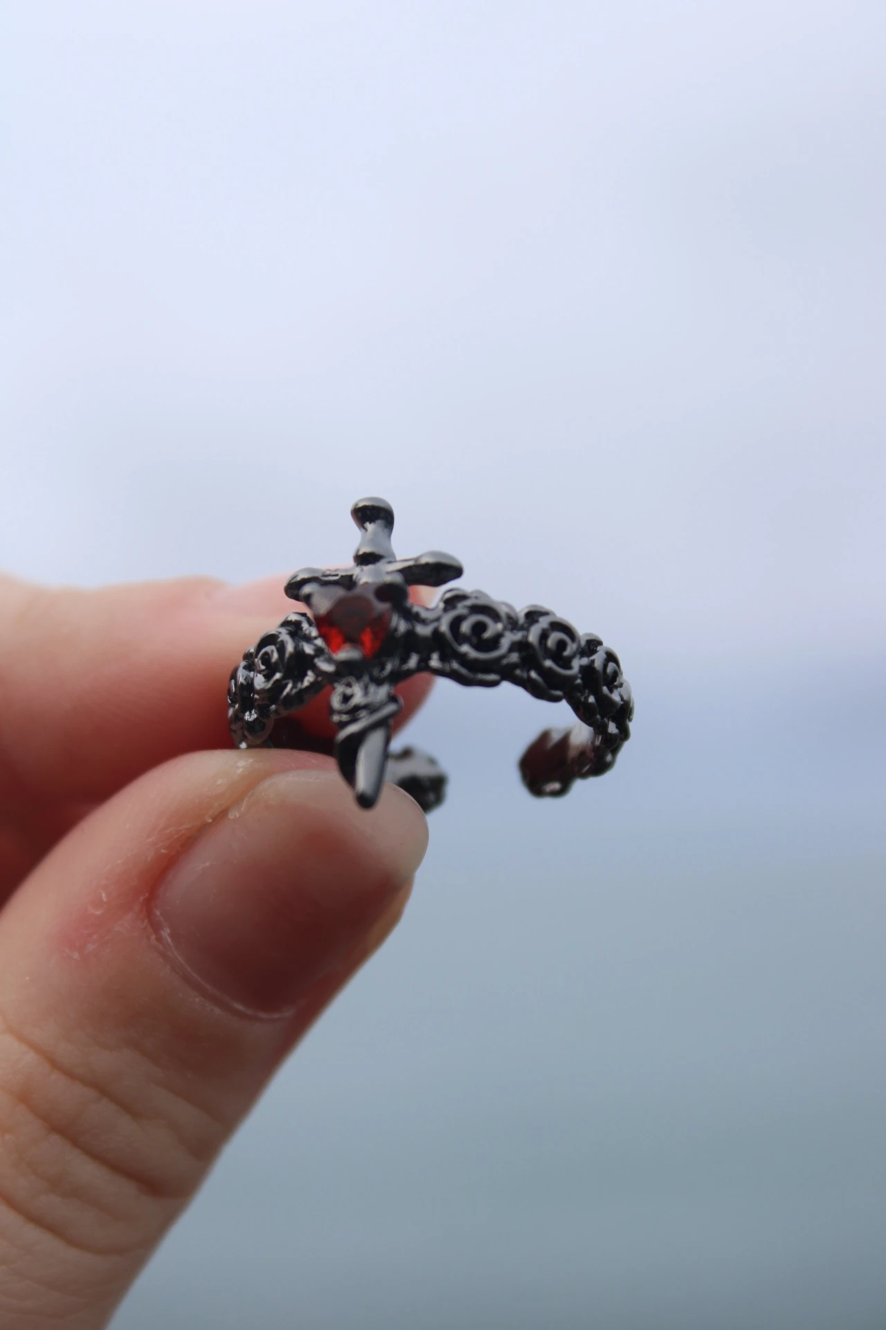 Gül Detaylı Antrasit Kalp Kılıç Ayarlanabilir Yüzük