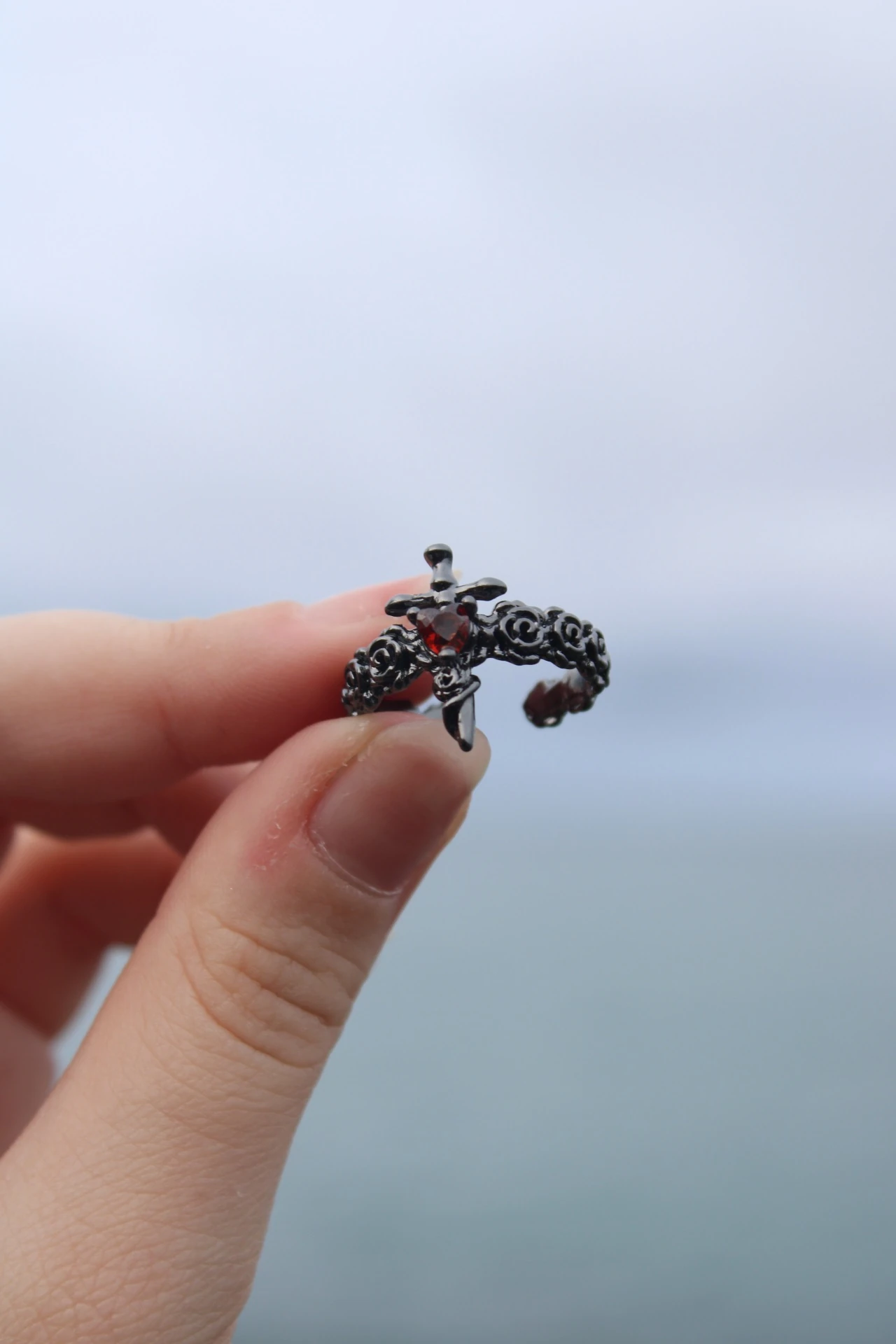 Gül Detaylı Antrasit Kalp Kılıç Ayarlanabilir Yüzük