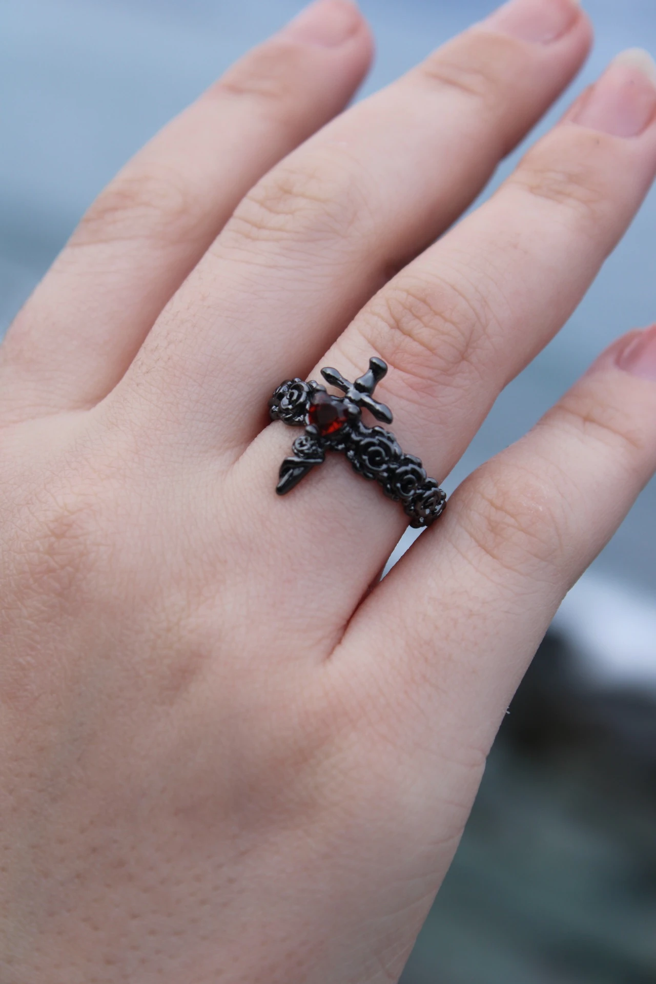 Gül Detaylı Antrasit Kalp Kılıç Ayarlanabilir Yüzük