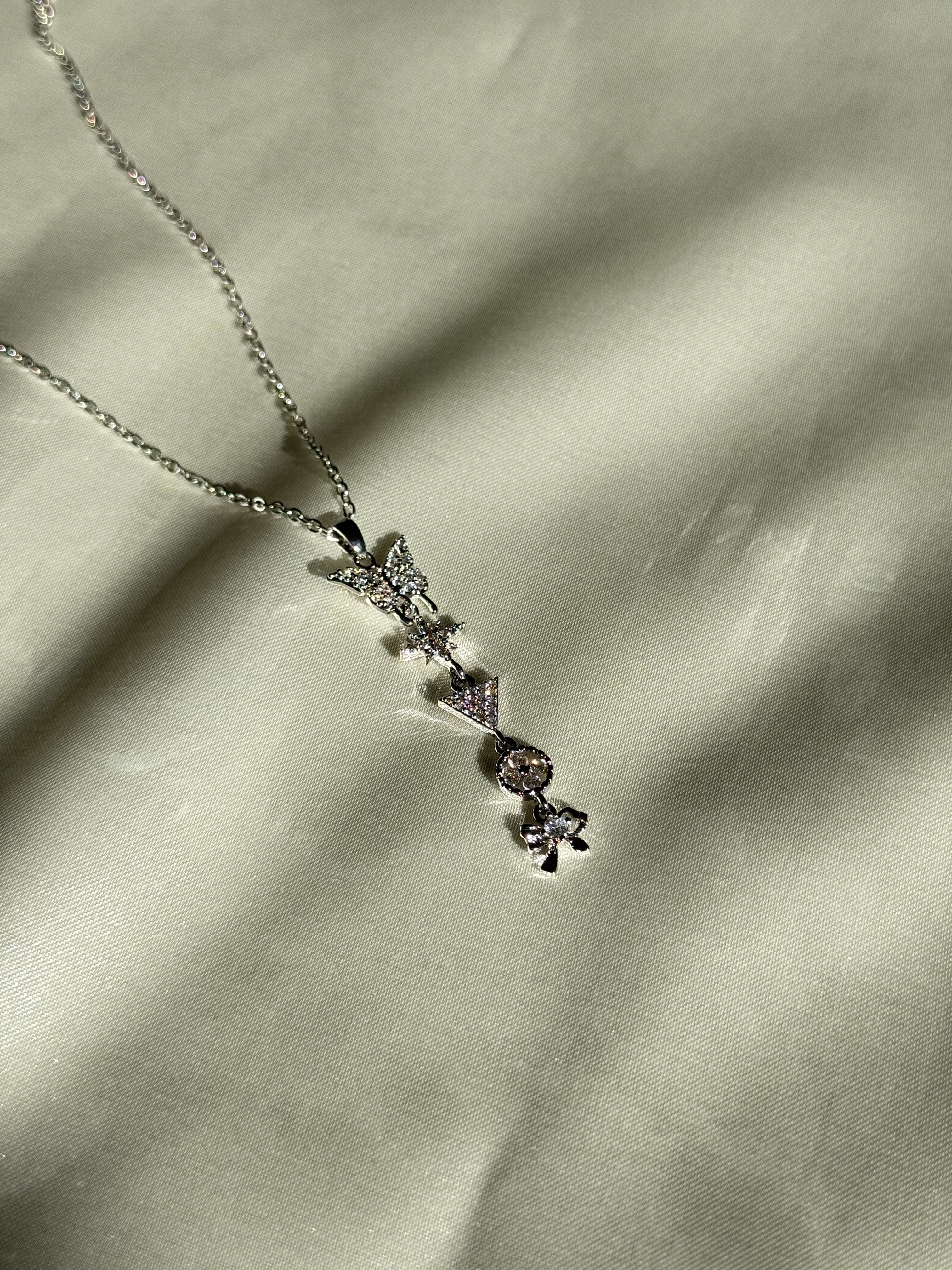 Çelik Kelebekli Yoncalı Y Kolye