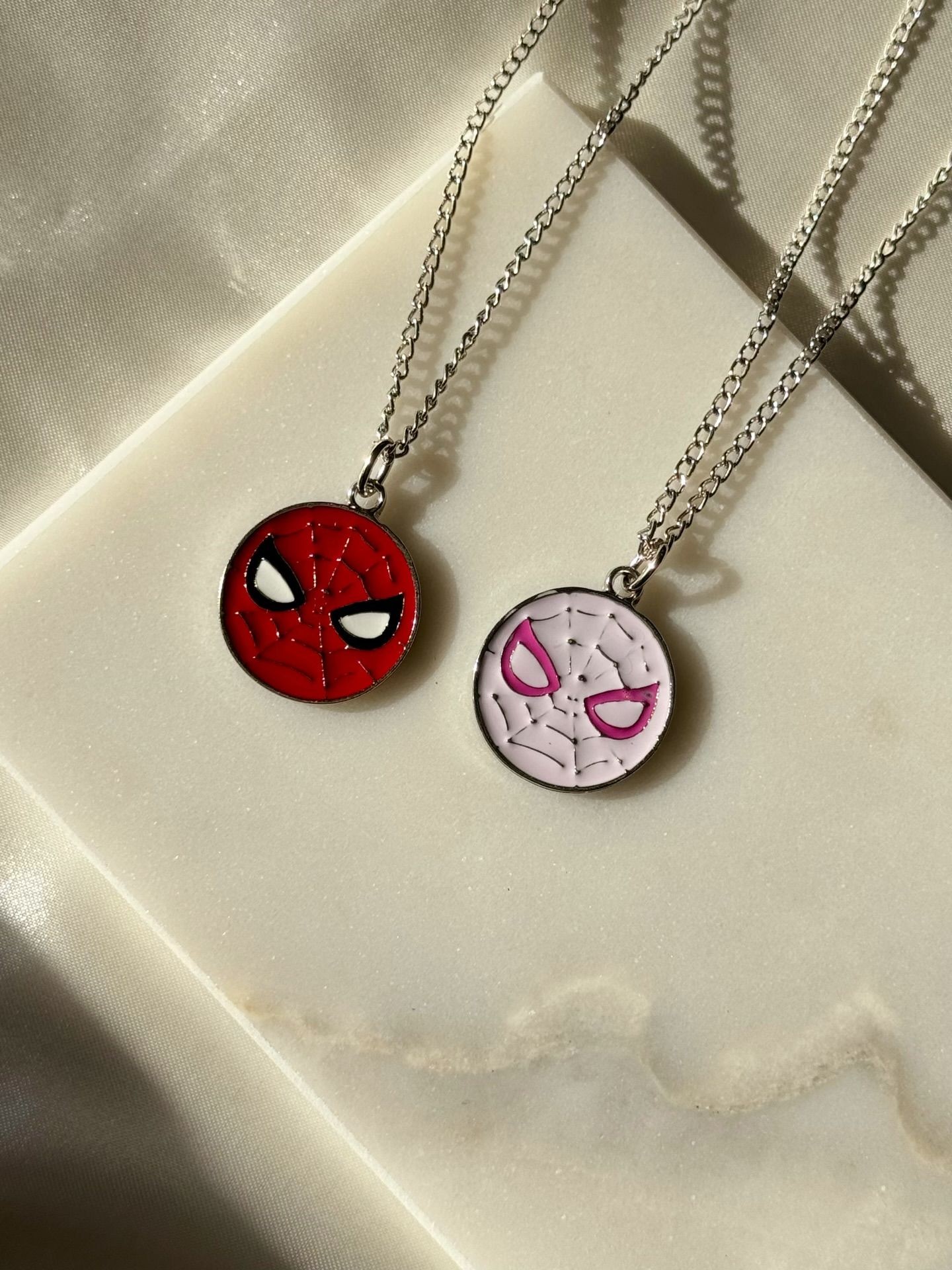 Spider Man & Gwen Mineli 2’li Kolye Seti