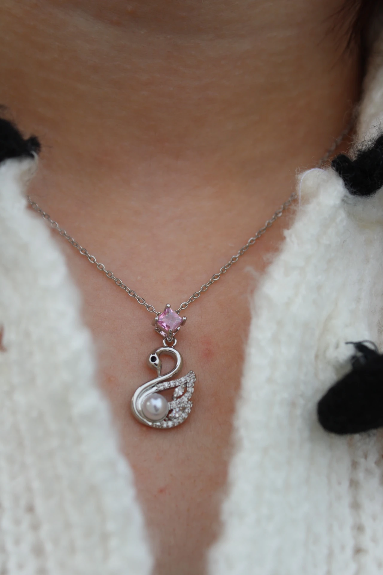 Çelik Pembe Taşlı Kuğu Kolye