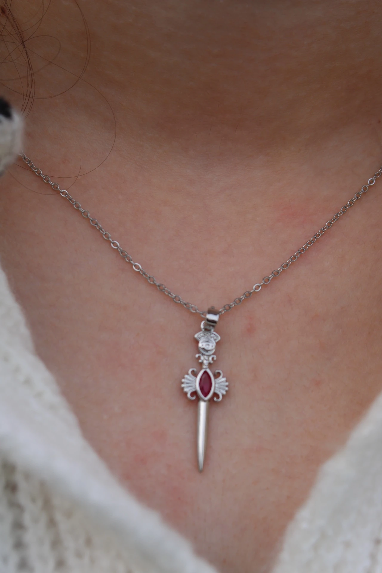 Çelik Kırmızı Taşlı Vintage Kılıç Kolye