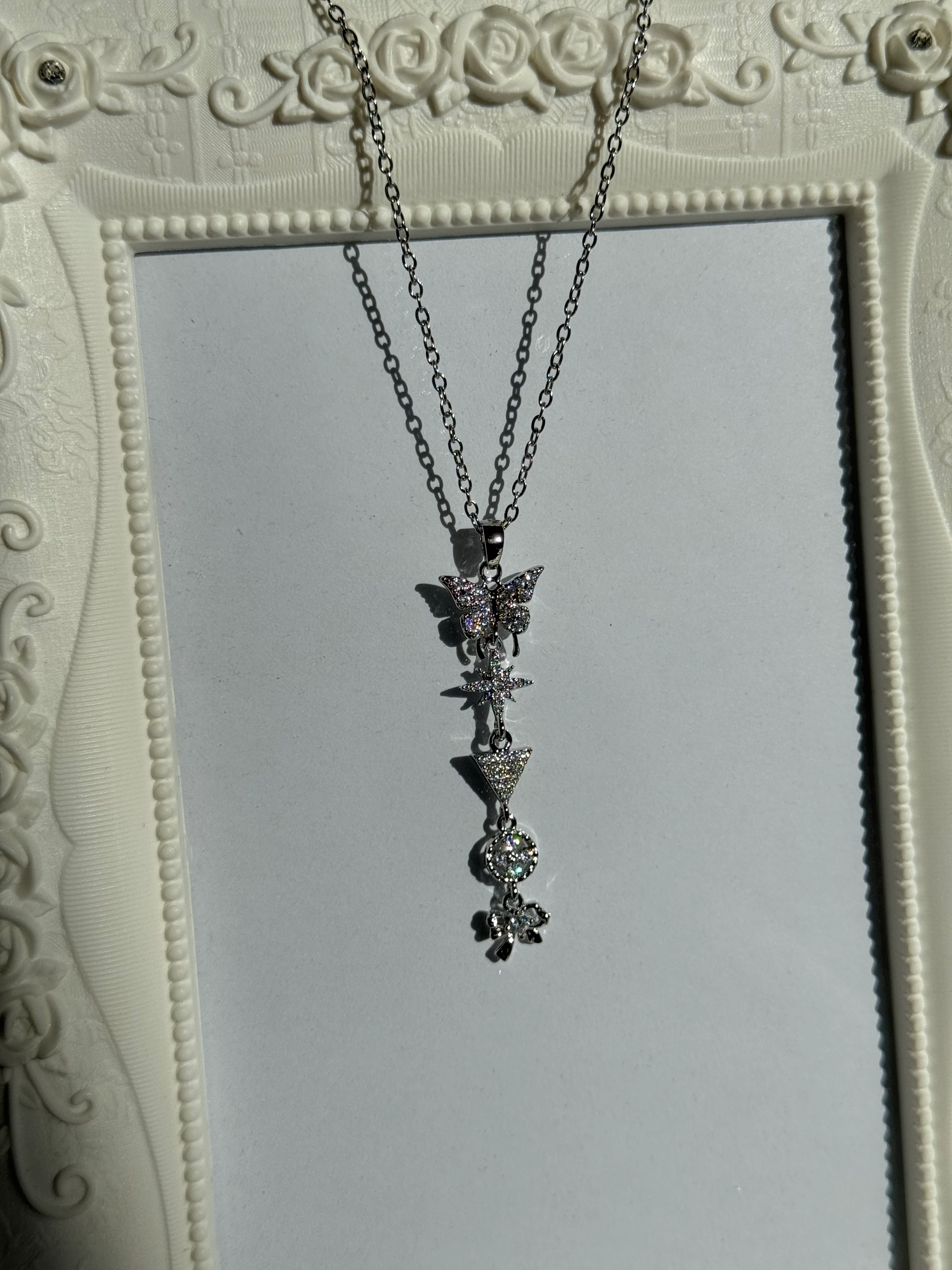 Çelik Kelebekli Yoncalı Y Kolye