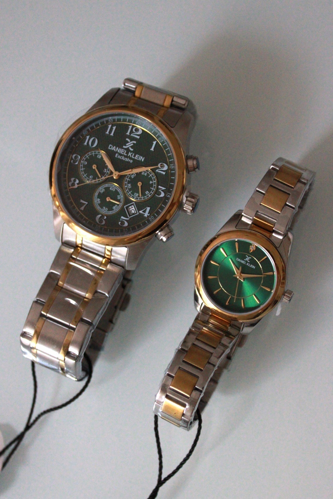 Orijinal Daniel Klein Çift Yeşil & Gold Exclusive 2’li Kordonu Yazılı Kol Saatleri