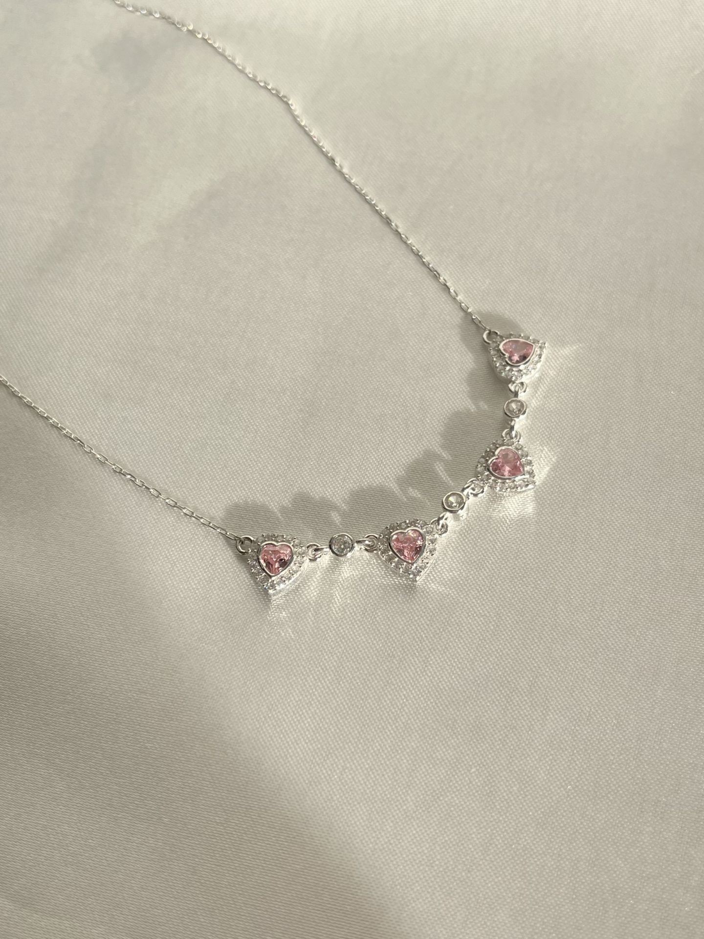 925 Ayar Gümüş Pembe Sıralı Taşlı Kalp Kolye