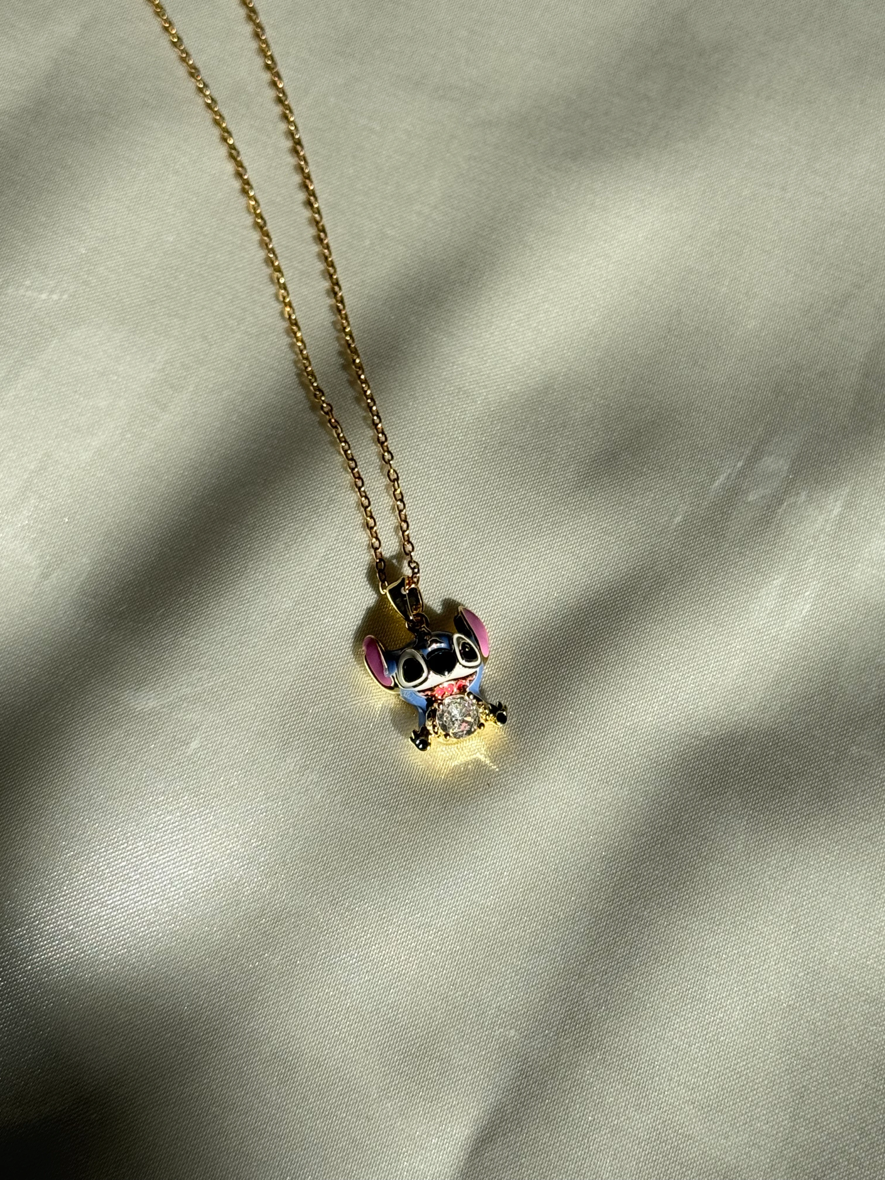 Çelik Beyaz Taşlı Stitch Kolye