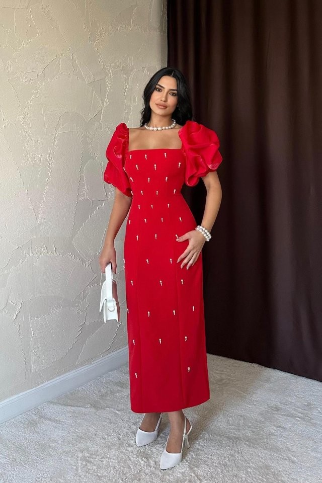 Kırmızı İşlemeli Kolu Garnili Elbise