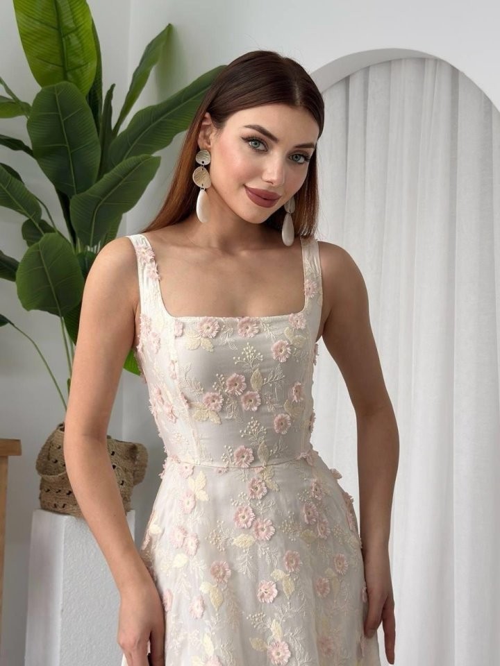 Tufe Çiçek Detaylı Elbise