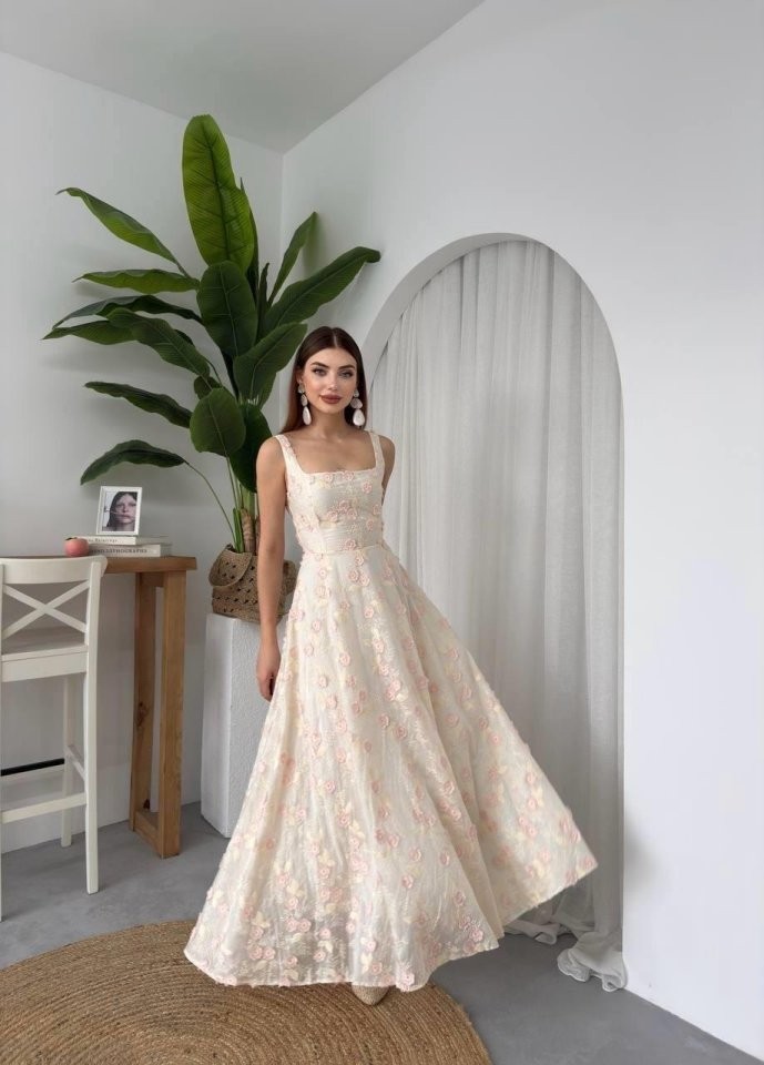 Tufe Çiçek Detaylı Elbise