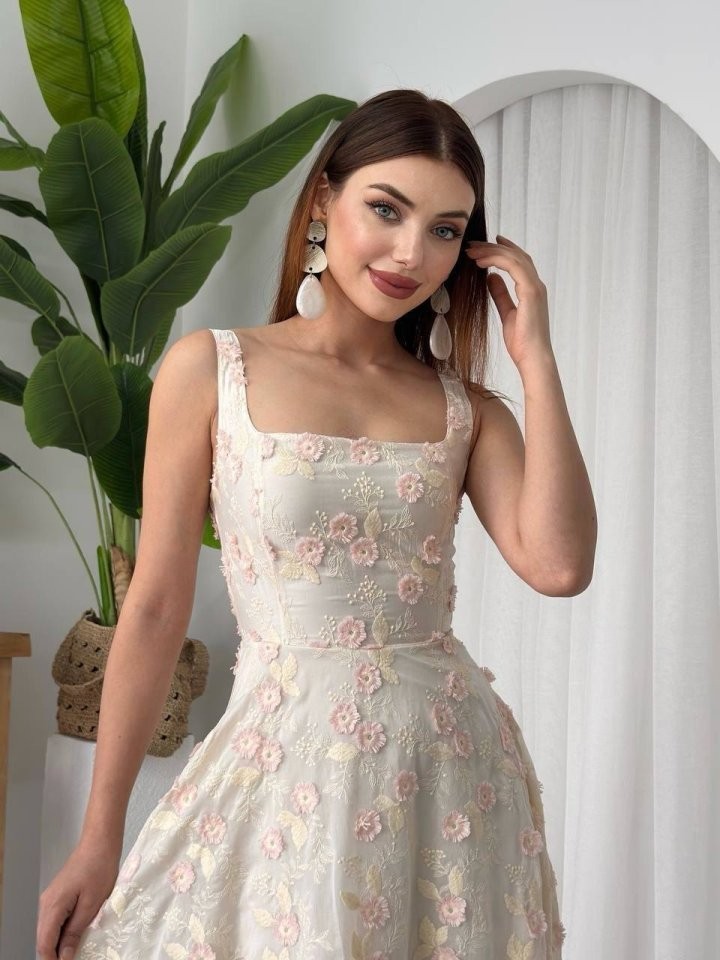 Tufe Çiçek Detaylı Elbise