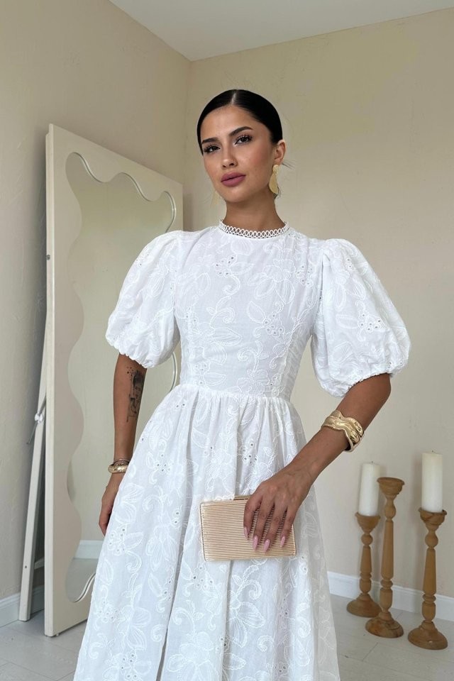 Beyaz Arkası Bağlamalı Brode Elbise