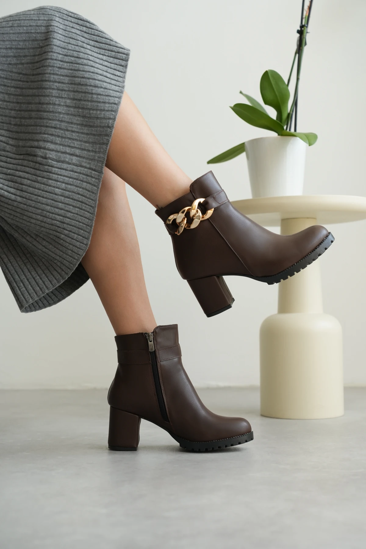 Brooch Fermuar Detaylı Zincirli Kadın Bot 