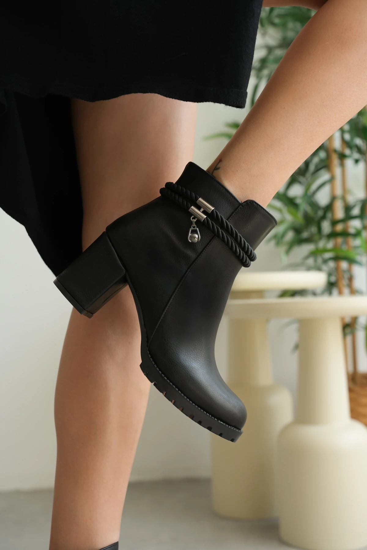 Rixos Kadın Siyah Fermuarlı Toka Detaylı Topuklu Bot