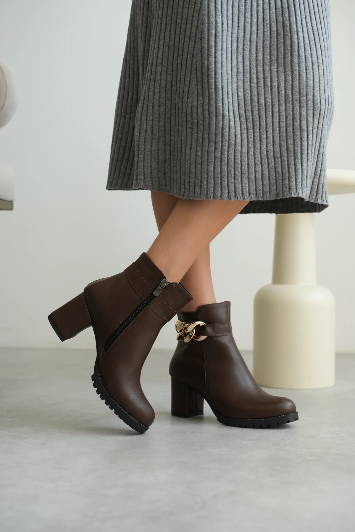 Brooch Fermuar Detaylı Zincirli Kadın Bot 