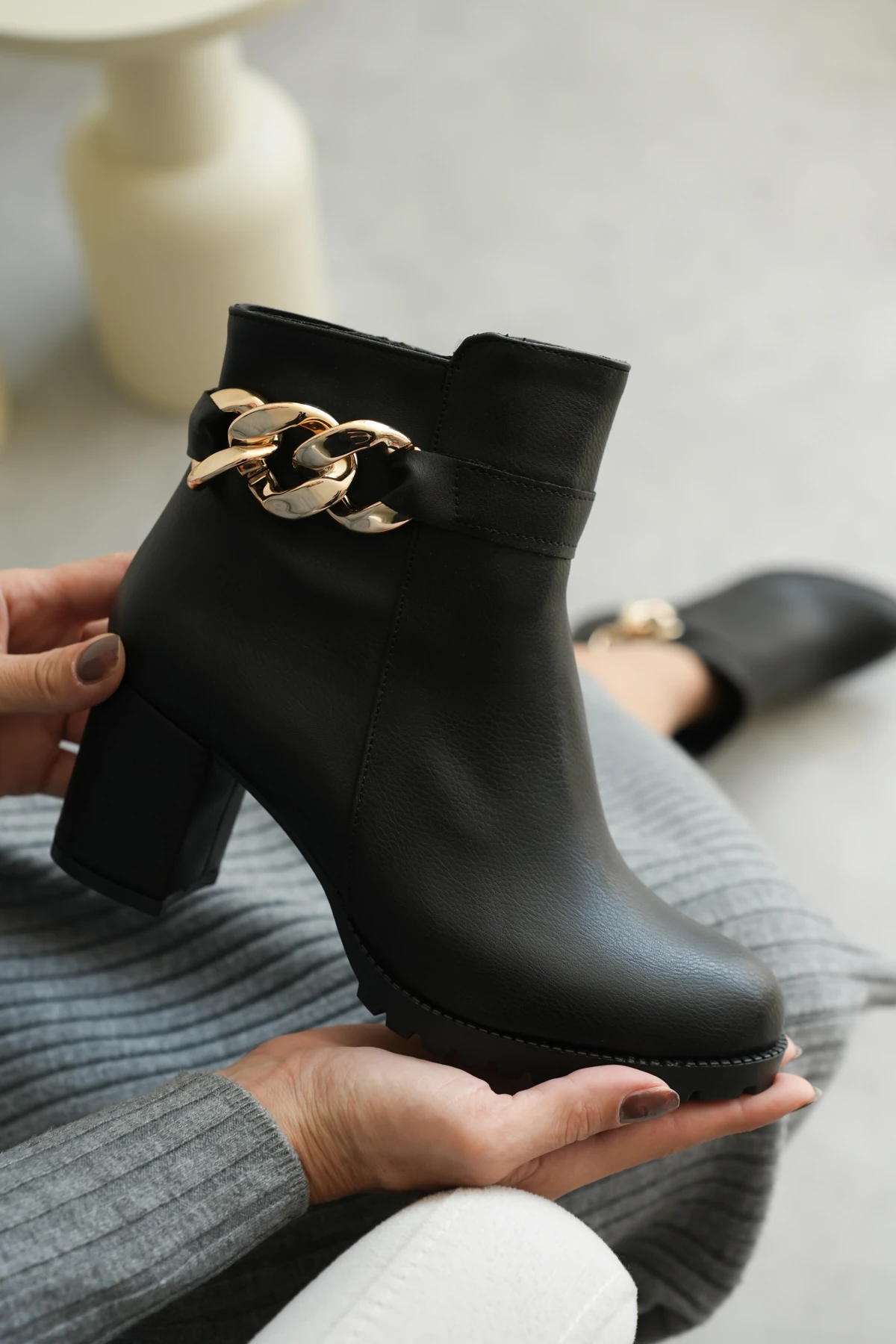 Brooch Fermuar Detaylı Zincirli Kadın Bot 