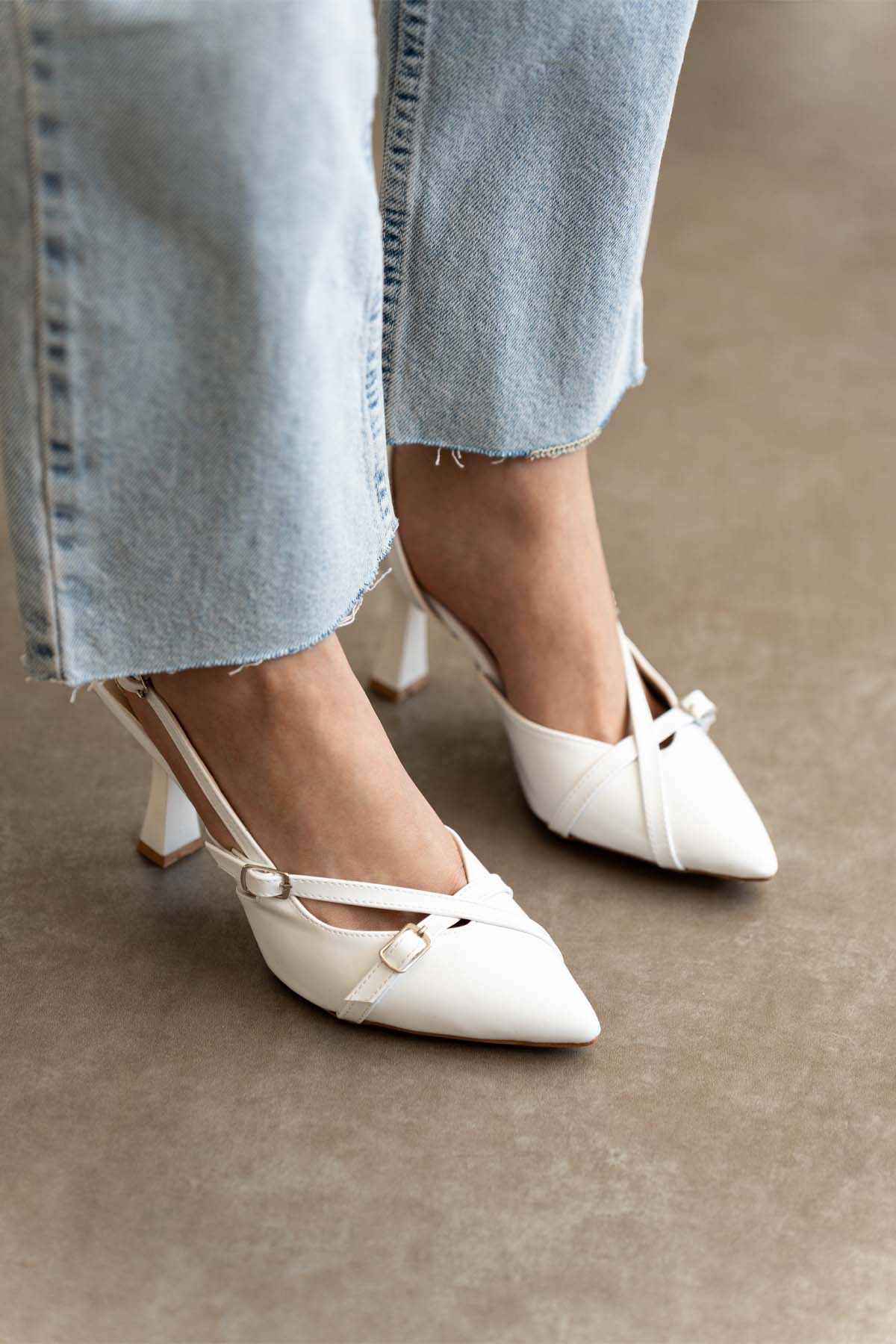 Barcolle Kadın Rugan Çift Bantlı Toka Detaylı Açık Klasik Topuklu Ayakkabı - Beyaz