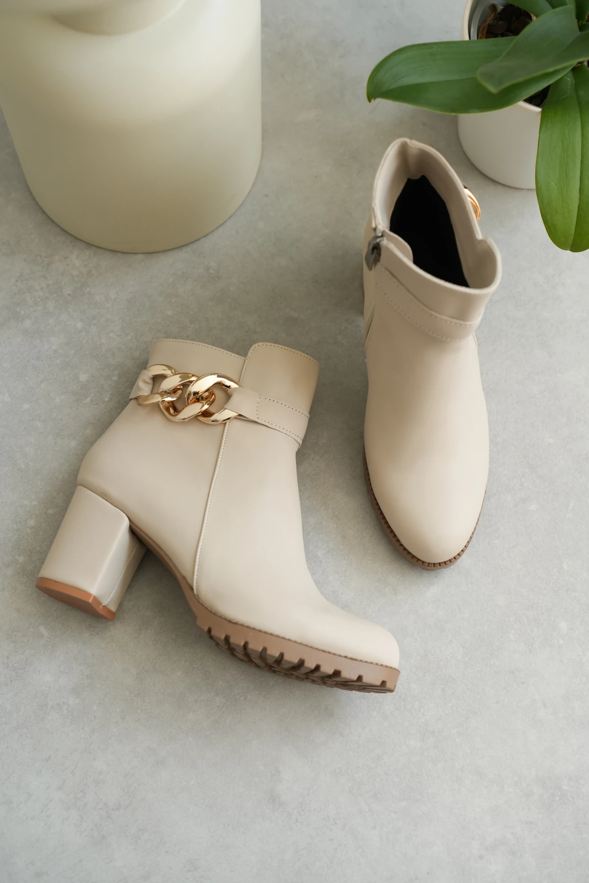 Brooch Fermuar Detaylı Zincirli Kadın Bot 