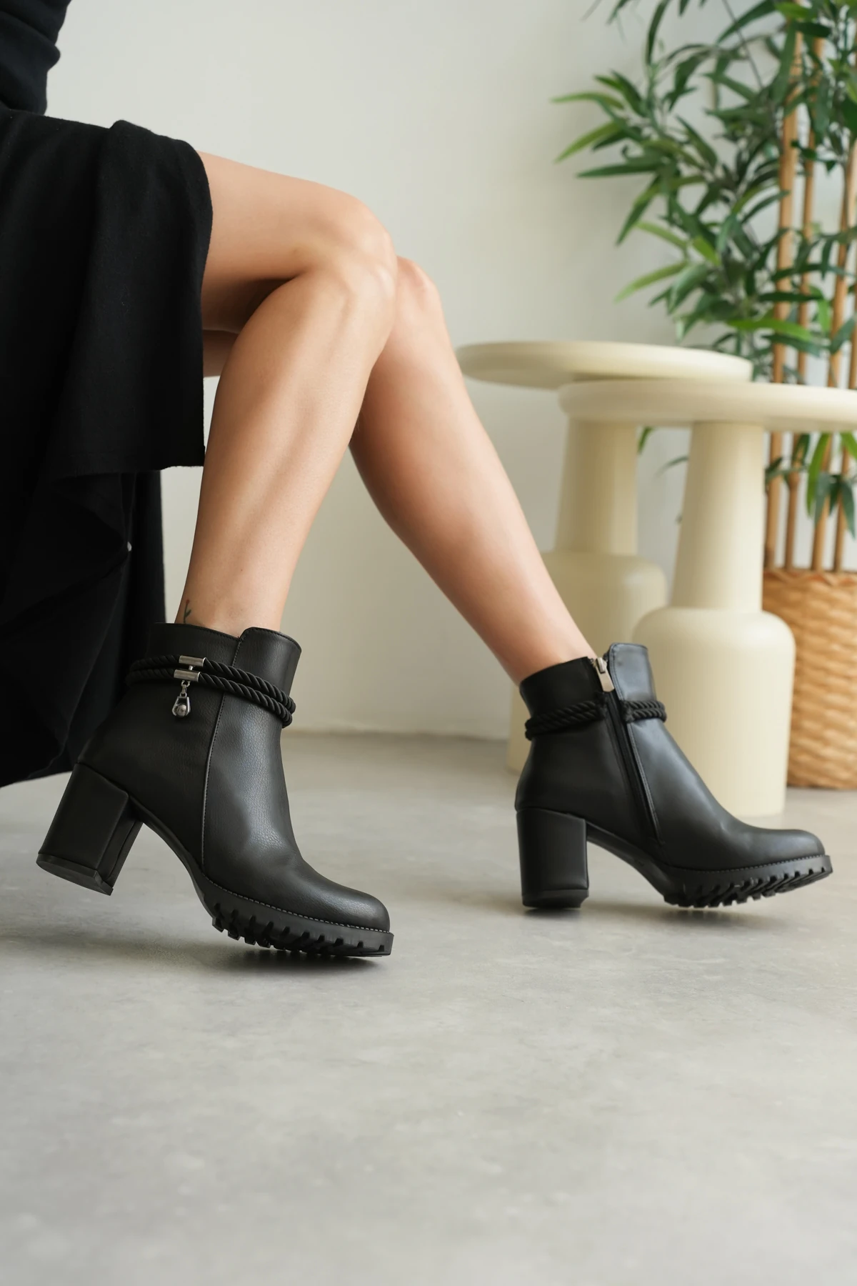 Rixos Kadın Siyah Fermuarlı Toka Detaylı Topuklu Bot