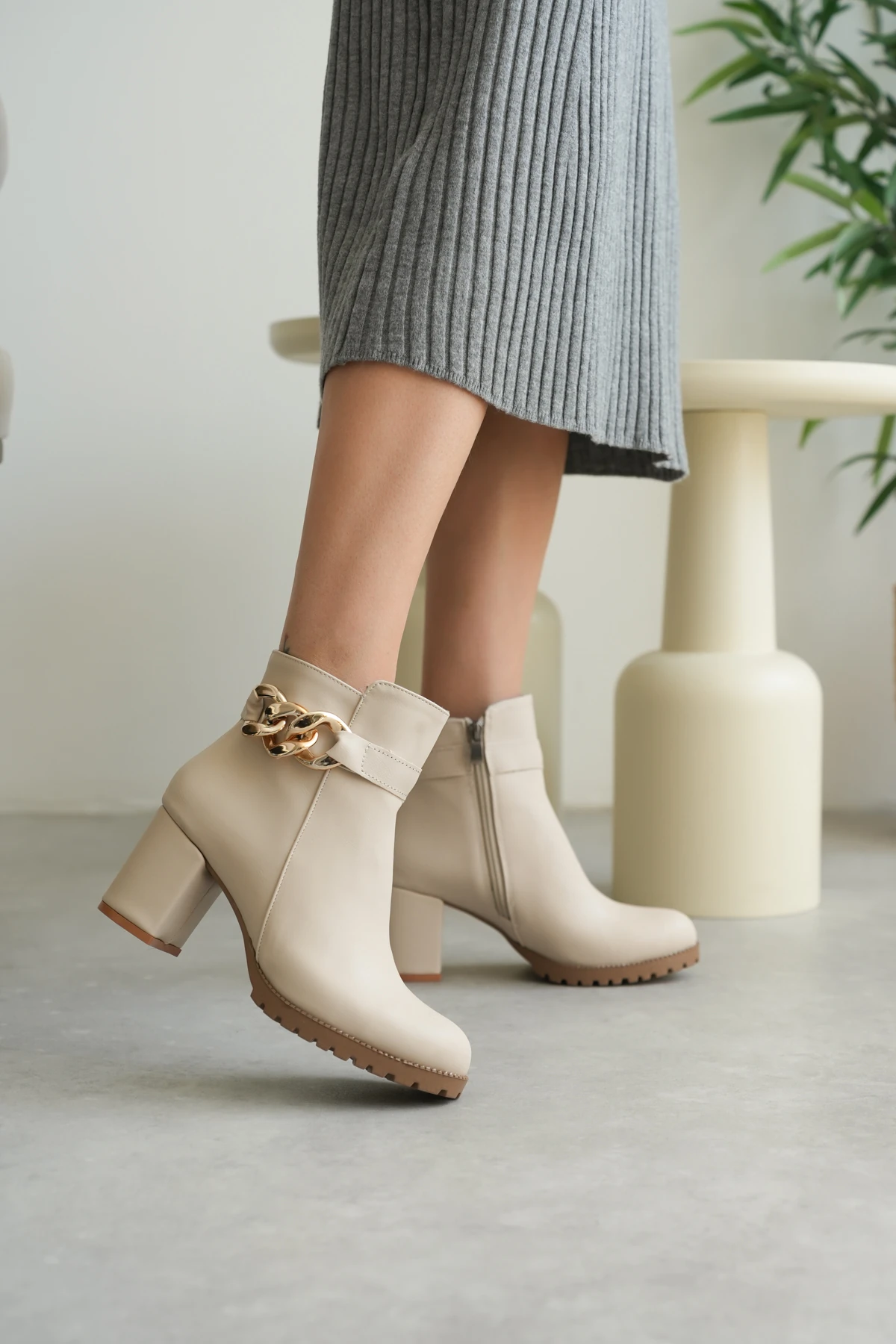 Brooch Fermuar Detaylı Zincirli Kadın Bot 