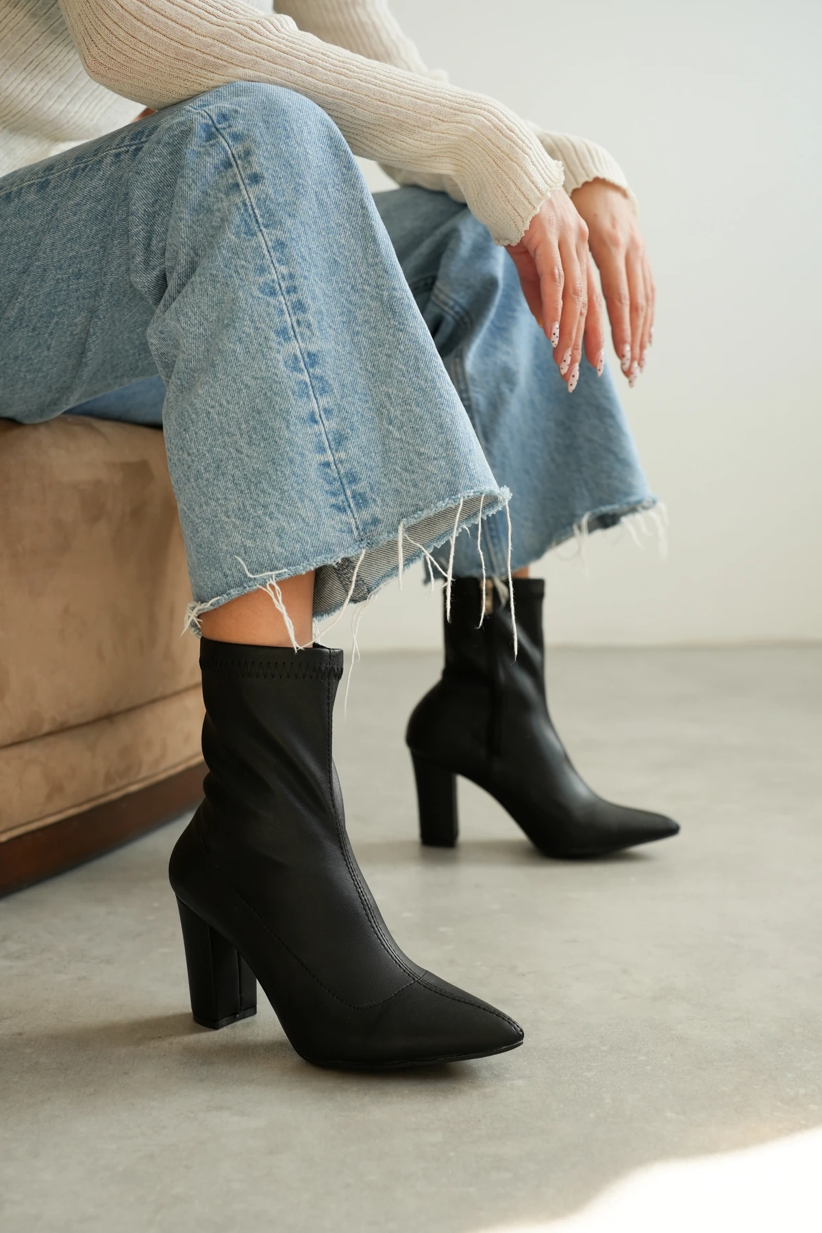 Larrisson Streç Sivri Burun Ortadan Dikişli Topuklu Kadın Bot(9Cm) - Siyah