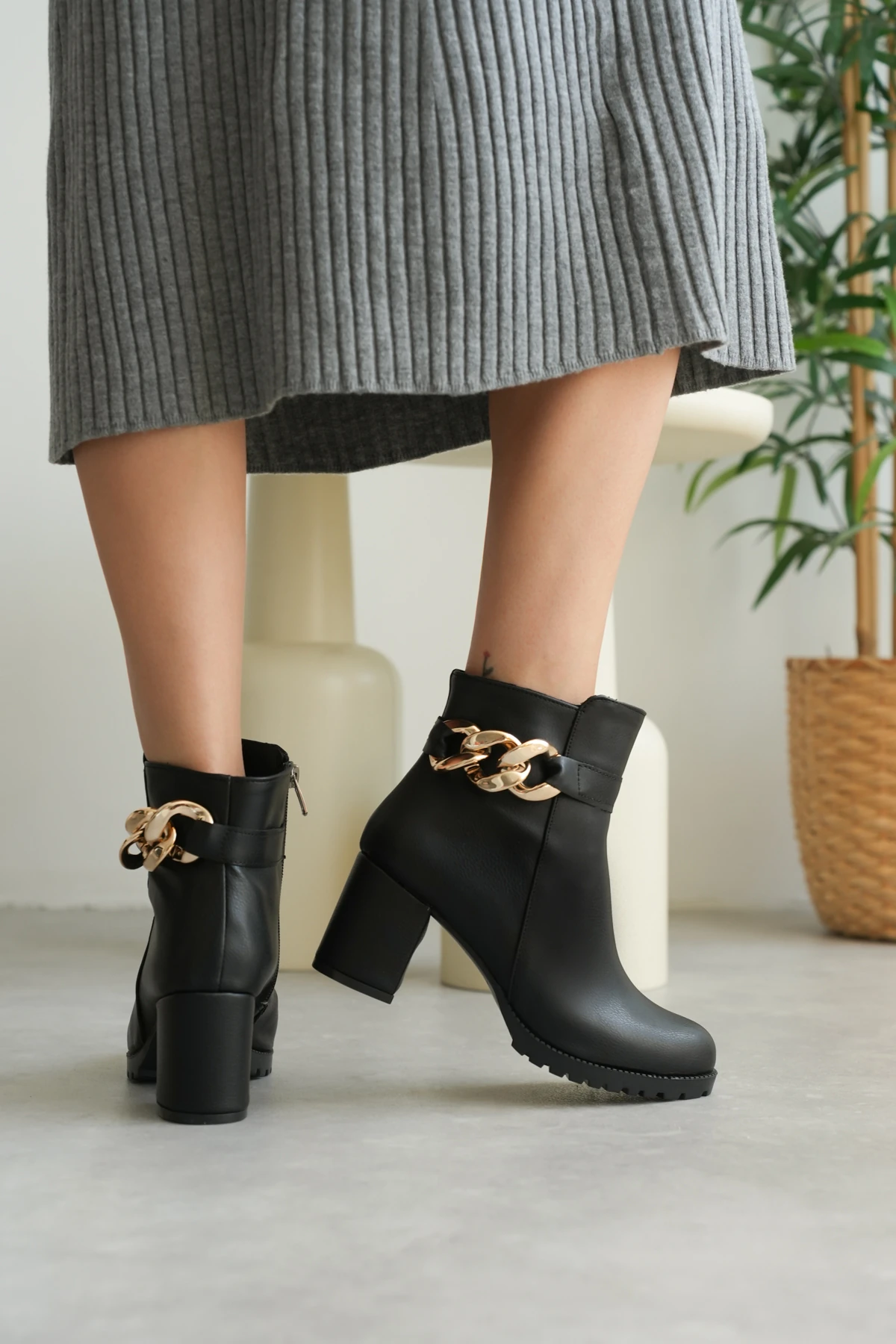 Brooch Fermuar Detaylı Zincirli Kadın Bot 