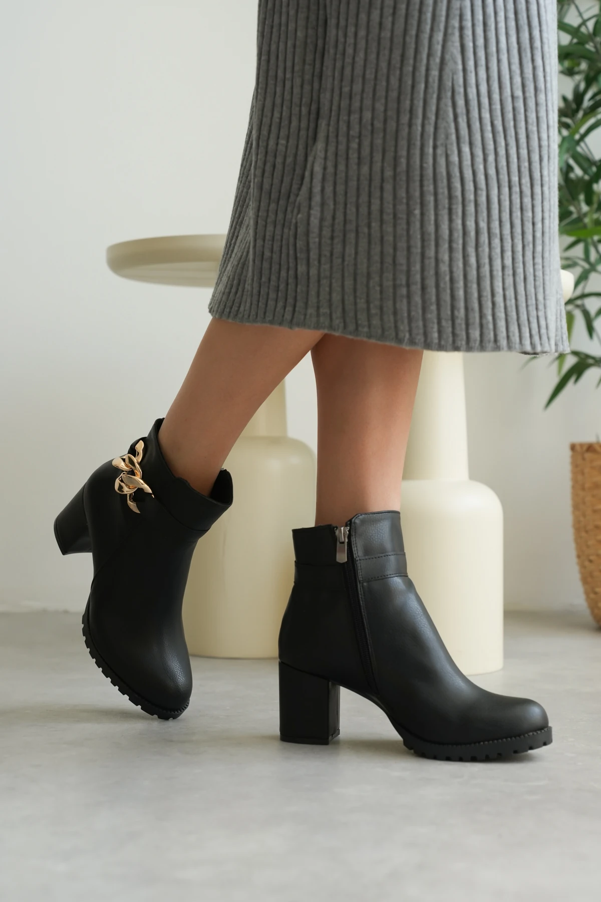 Brooch Fermuar Detaylı Zincirli Kadın Bot 