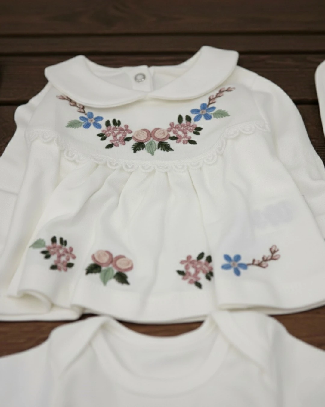 Kız Bebek Çiçek Nakışlı, Fisto Detaylı Ekru 10 Parça Hastane Çıkışı Zıbın Seti R2357