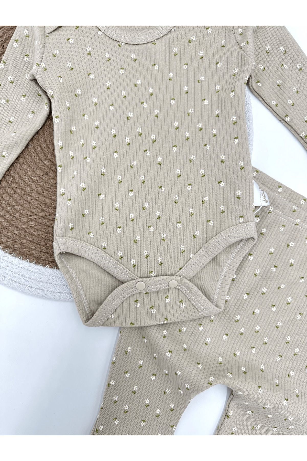 Kız Bebek Yenidoğan Çiçek Desenli Fitilli Çıtçıtlı Badi ve Altlı Natural Pamuk Bebek Takımı 0-9 Ay R1049