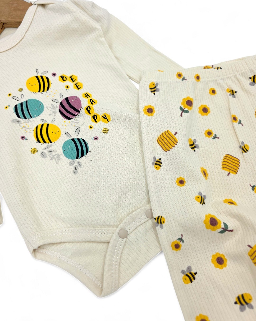 Kız Bebek Yenidoğan Arı Baskılı Fitilli Çıtçıtlı Badi ve Altlı Natural Pamuk Bebek Takımı 0-9 Ay R2152
