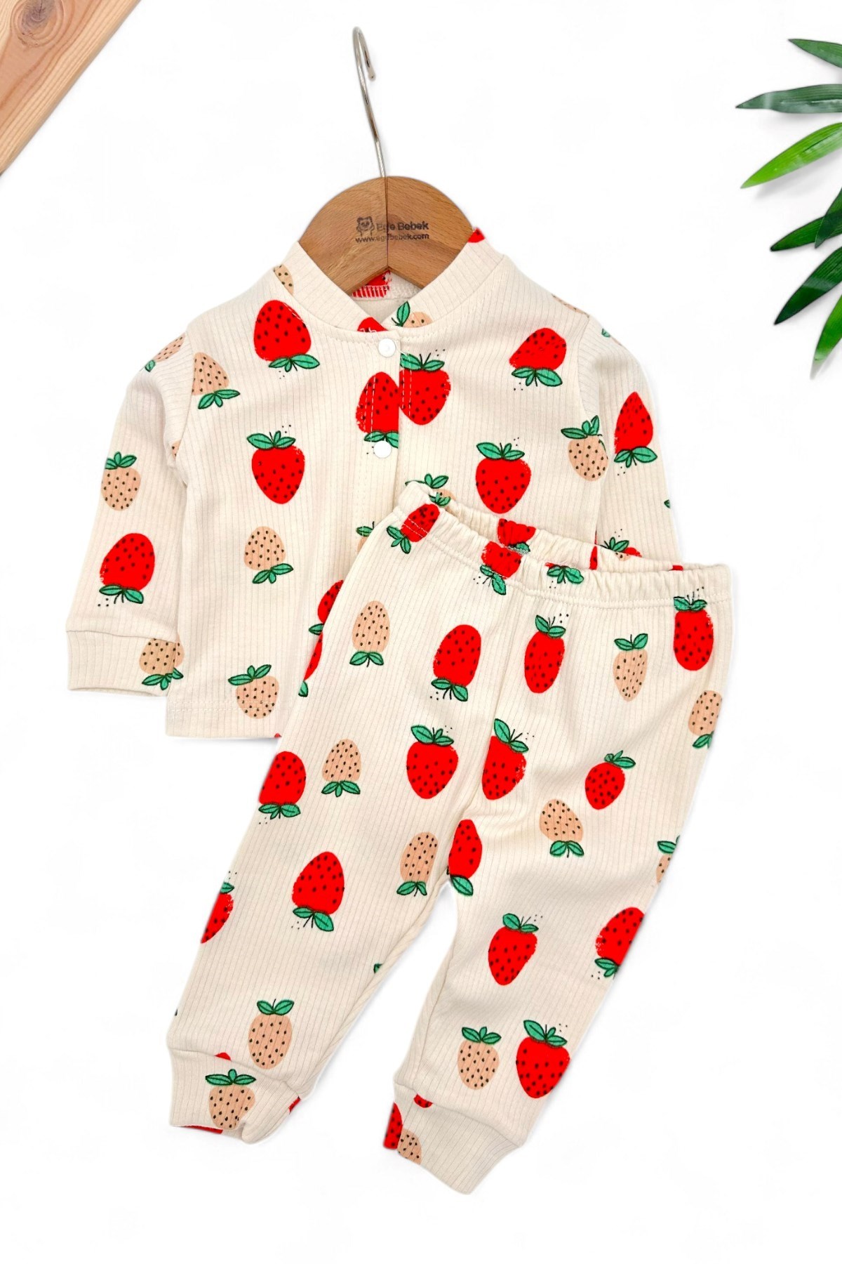Kız Bebek Çilek Baskılı İnce Fitilli Gecelik Pijama Takımı Çıtçıtlı  Alt Üst Takım  R1474 - BEJ
