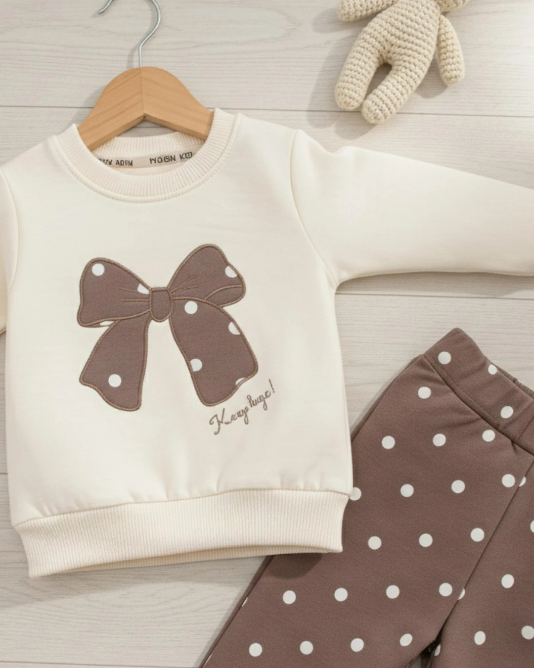 Kız Bebek Fiyonklu Mevsimlik 2'li Takım (6-24 Ay) – Puantiyeli Alt, Nakış Detaylı Üst R2380