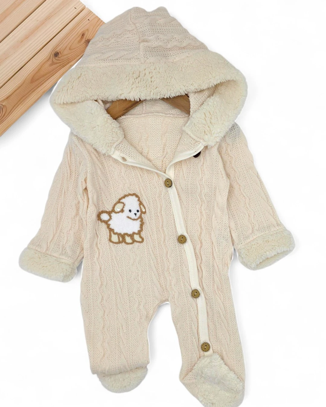 Mevsimlik Unisex Kuzu Nakışlı 0-3-6-9 Ay  Triko Tulum, Ayakları Kapalı, Ahşap Düğmeli , Kapüşonlu  R2204